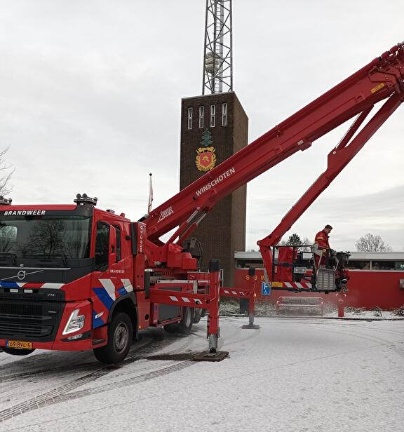 2025-01-04 - Kerstverlichting weer van de slangentoren gehaald.