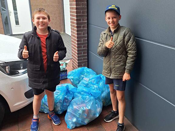 De jongens met enkele zakken statiegeldflessen/blikjes