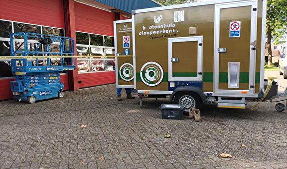 Steenhuis aan het werk